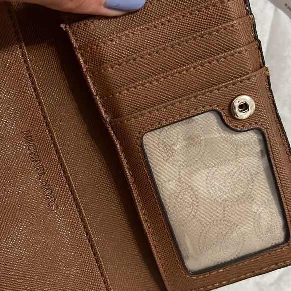 Michael Kors Off white brown wallet - Picture 6 of 7